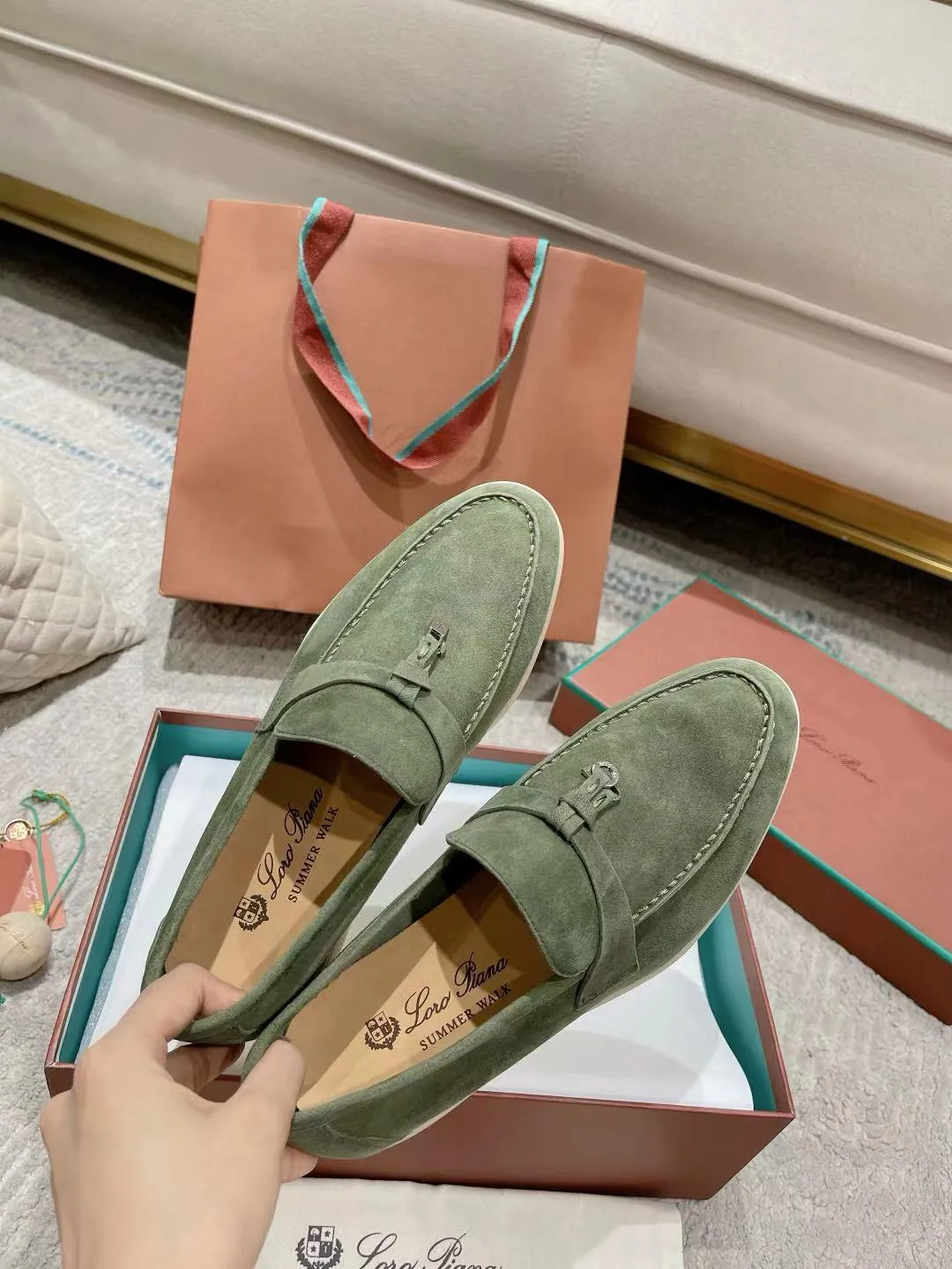 Factory price: 520💰4050 new color. Original purchase, 1⃣️: 1⃣️ folded and developed, Loro Piana professional model to try on feet, quality purchase level, flash sale of common products on the market, welcome to compare, original packaging. Fabric: Imported from Italy🐑High mercerized shearling, Lining: Hand-sewn mark thread in water-dyed cowhide imported from Italy🧵, high-end and elegant. Comfortable on the feet. Size: Women's 35-42 (41, 42) customized, non-returnable, men's 38-45 (46, 47, 48) customized, non-refundable. Fashionable boutiques that you can’t miss, a must-have item